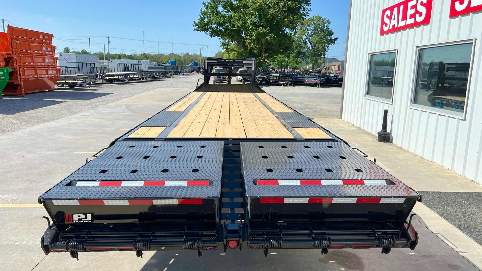 PJ Trailers 25'x102" Gooseneck Flatbed Quest Series (LQ)