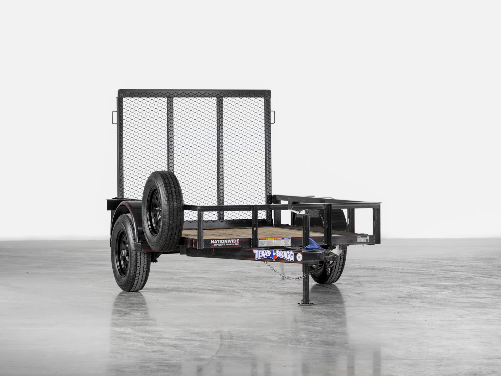 Texas Bragg 60 in Single Axle Pipe Top Utility, studio view 1