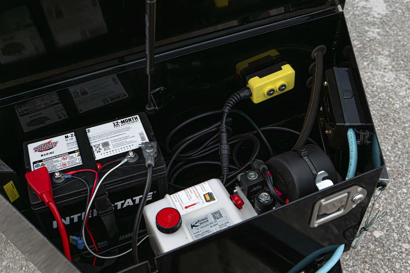 Hydraulic pump and reservoir on a tilt trailer