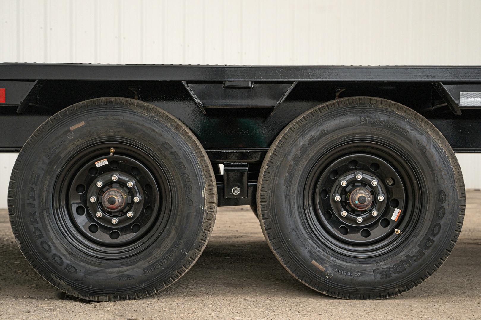 PJ Trailers 40'x102" 18k Gooseneck Flatbed Trailer w/ Singles (LX)