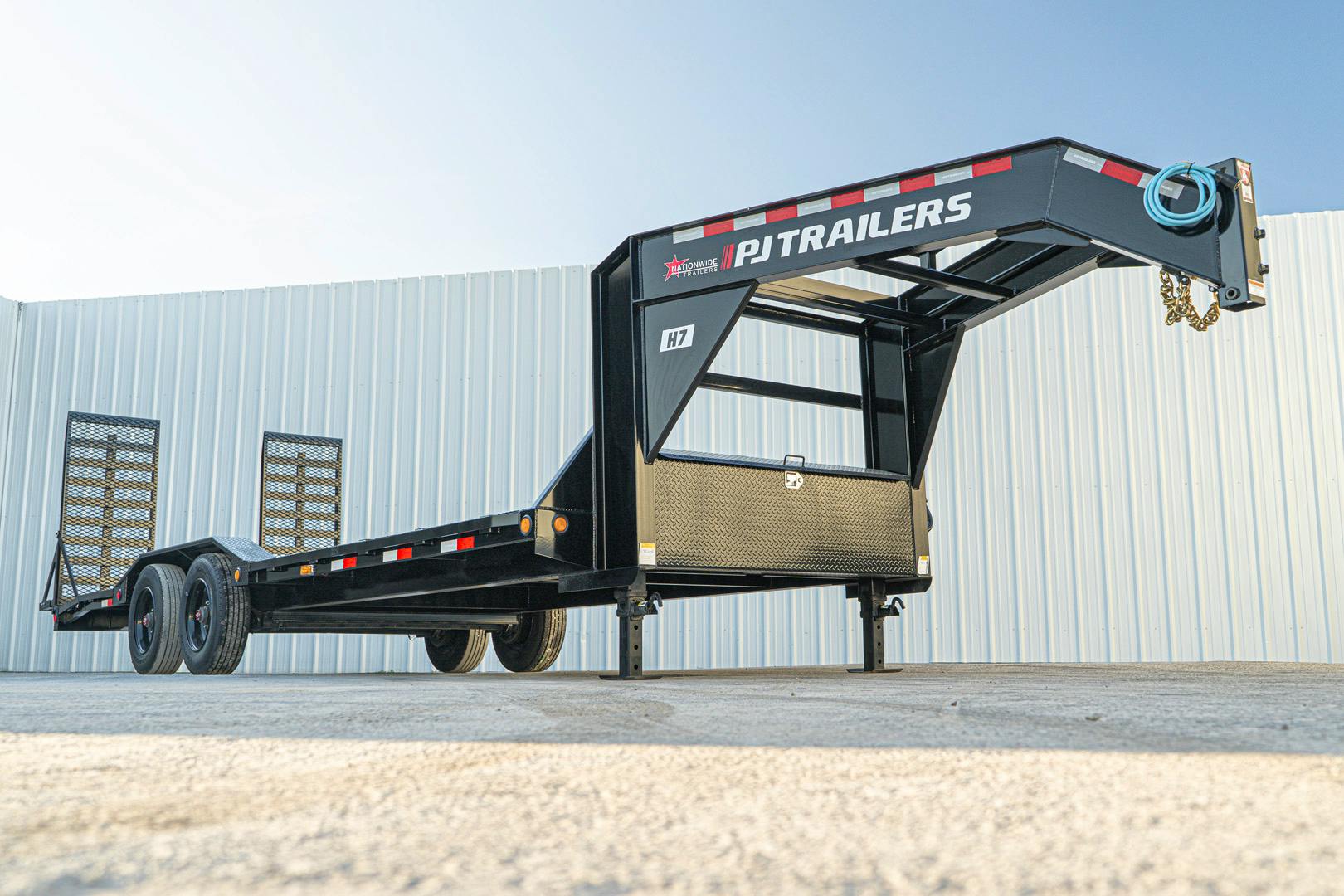 PJ Trailers 24'x102" Gooseneck 10" Pro I-Beam S/W Equipment Trailer (H7)