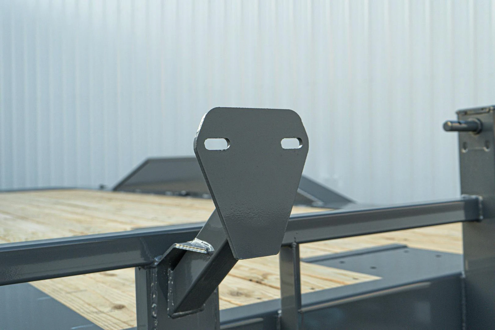 Front-mount winch plate on a tilt trailer deck