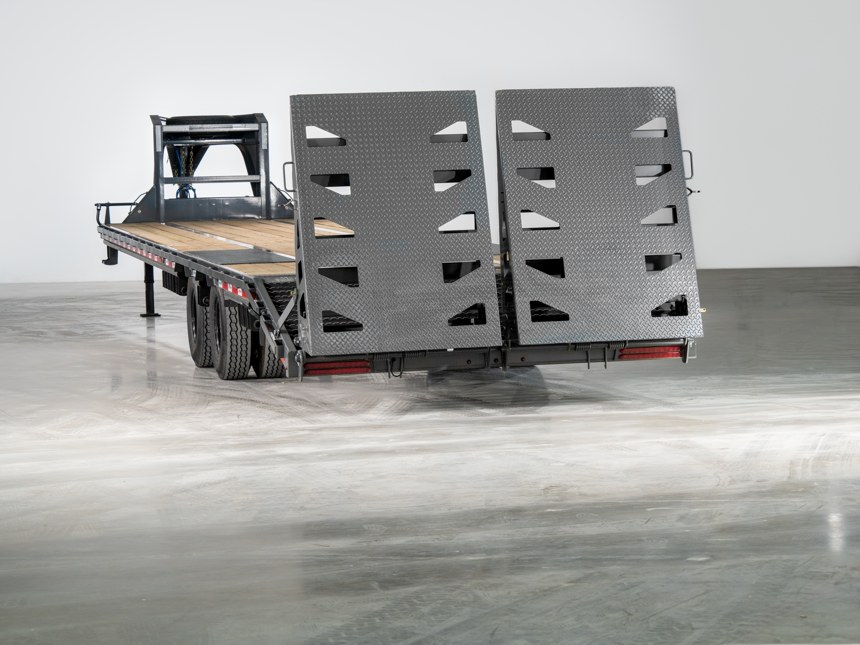 ARC Trailers ARC GDD 40' × 102" Gooseneck Flatbed Trailer with Duals