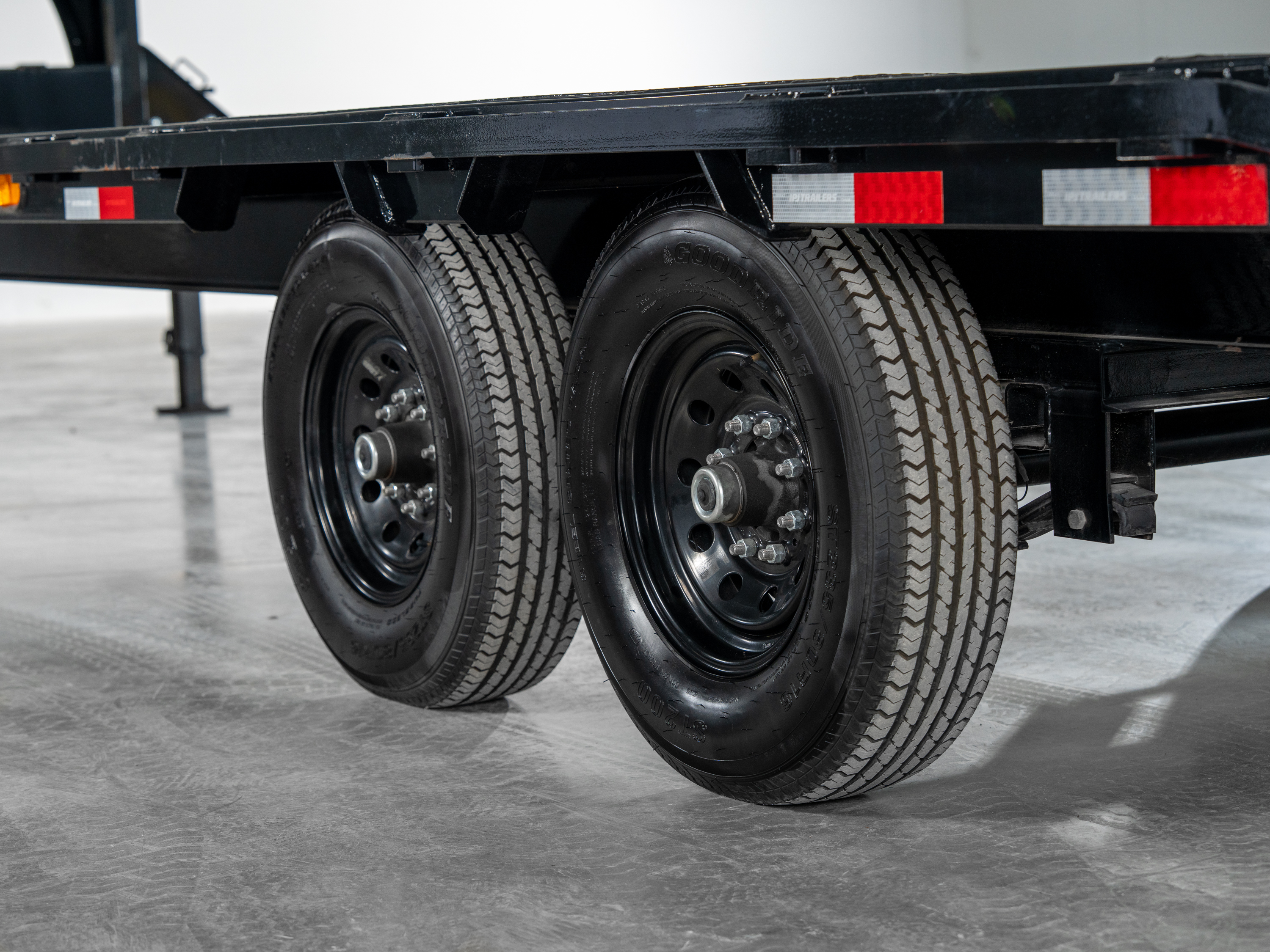 PJ Trailers 20'x102" Gooseneck Low Pro Flatbed Trailer w/ Singles (LS)