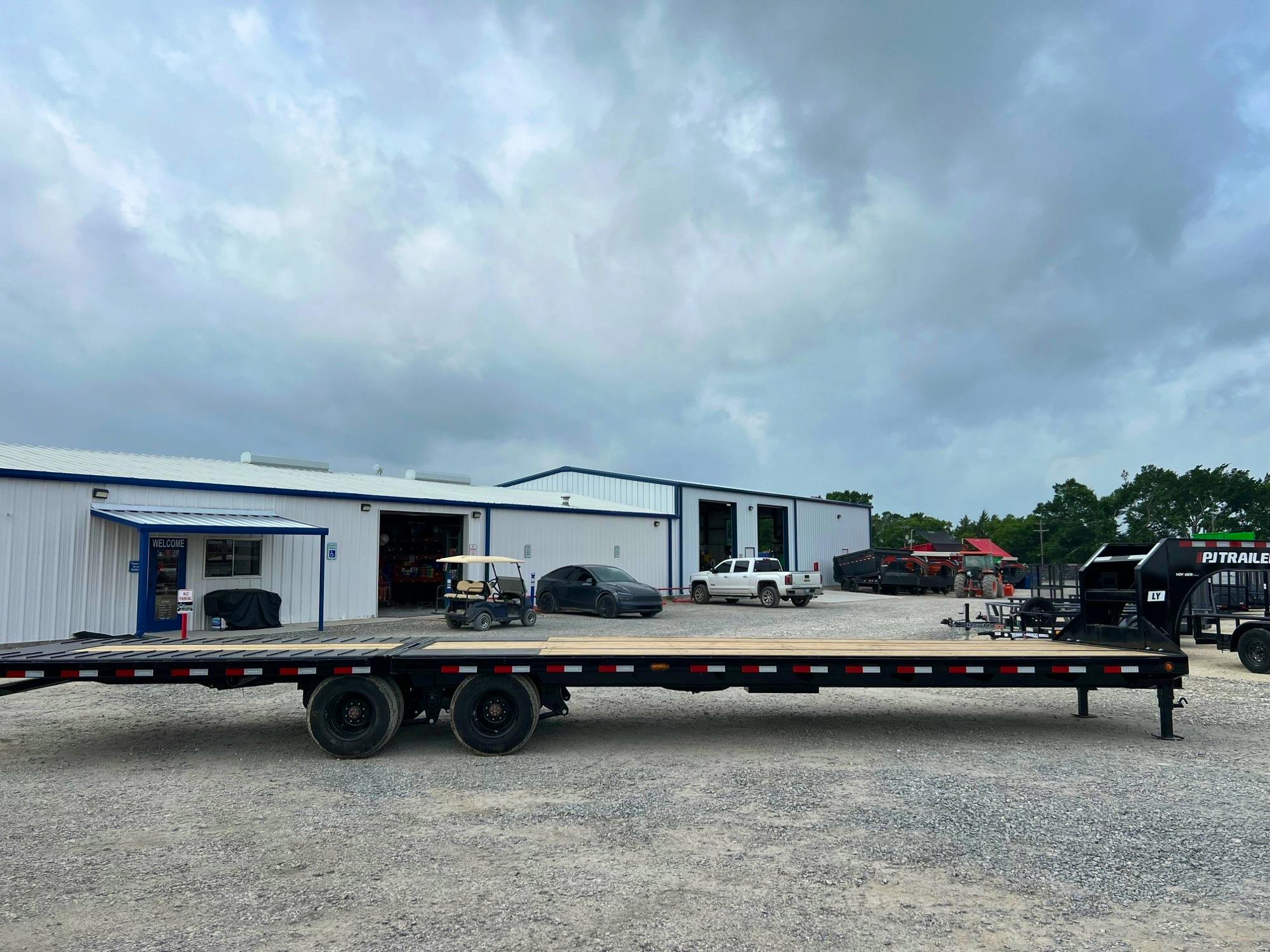 PJ Trailers 36'x102" Gooseneck Flatbed Trailer w/ Hydraulic Dovetail (LY)