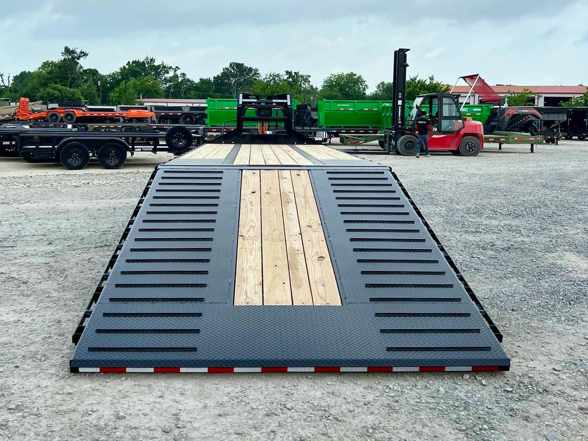 PJ Trailers 36'x102" Gooseneck Flatbed Trailer w/ Hydraulic Dovetail (LY)