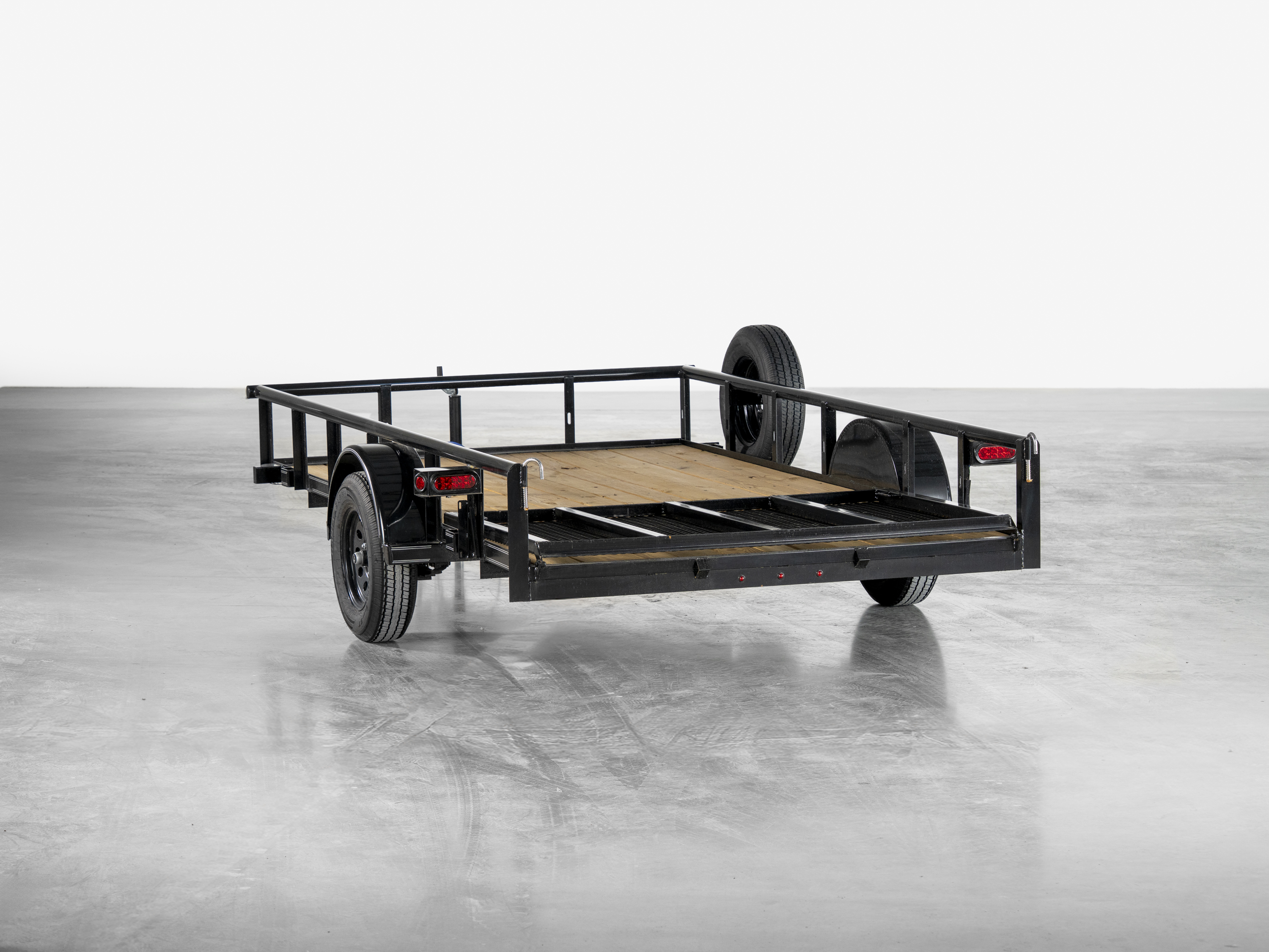 Texas Bragg 77 in Single Axle Pipe Top Utility, studio view 1
