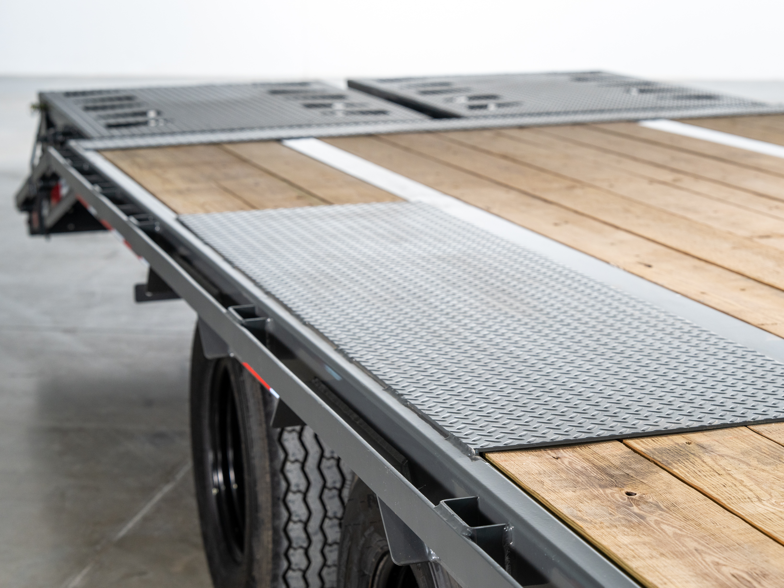 ARC Trailers ARC GDD 40' × 102" Gooseneck Flatbed Trailer with Duals