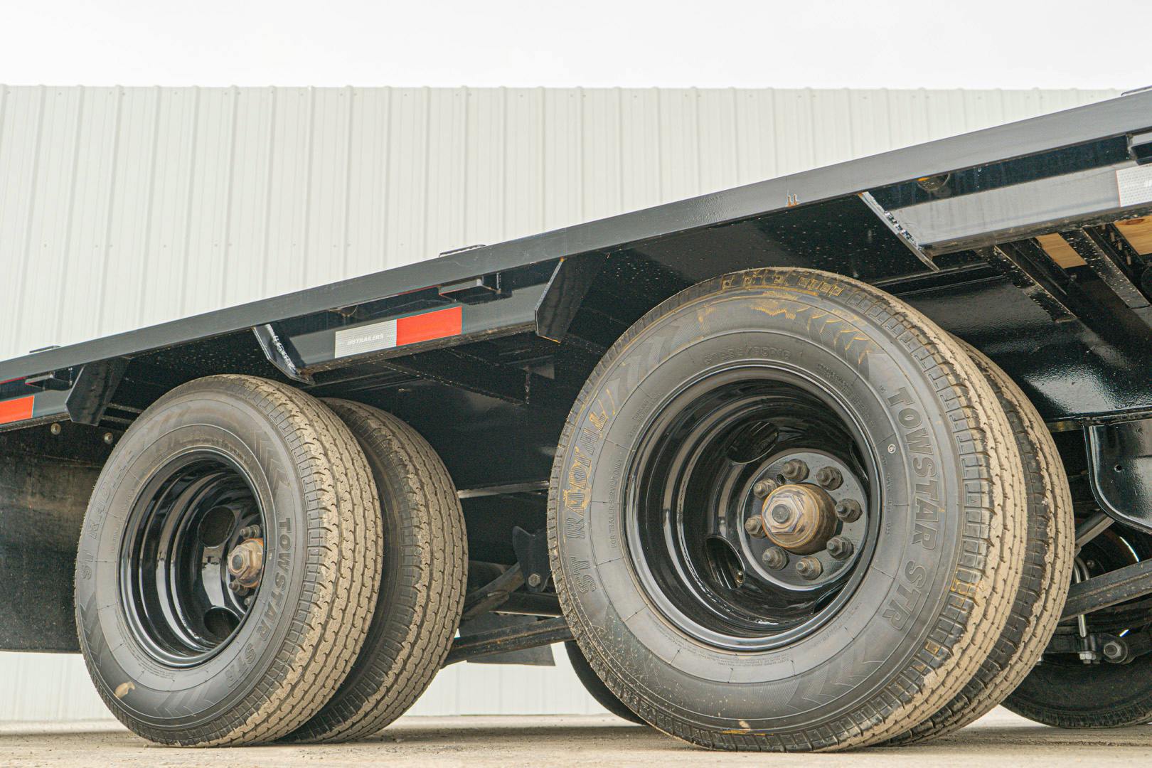 PJ Trailers 32'x102" Gooseneck Low Pro Flatbed Trailer w/ Duals (LD)